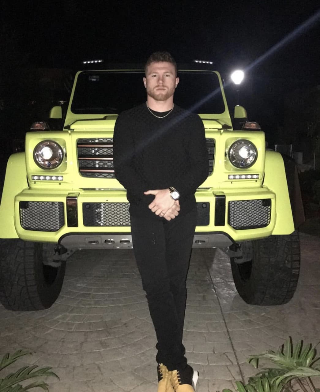 Una de sus Mercedes-Benz AMG G63 la tiene en tono amarillo y es Brabus, una línea top de la agencia alemana.