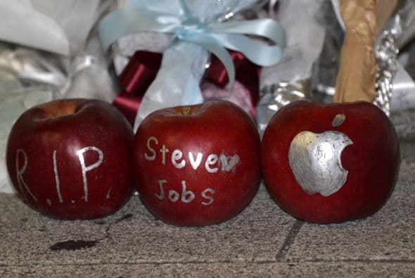 Miles de fanáticos en todo el mundo hicieron de las tiendas Apple un santuario para recordar el legado que dejó el visionario Steve Jobs.