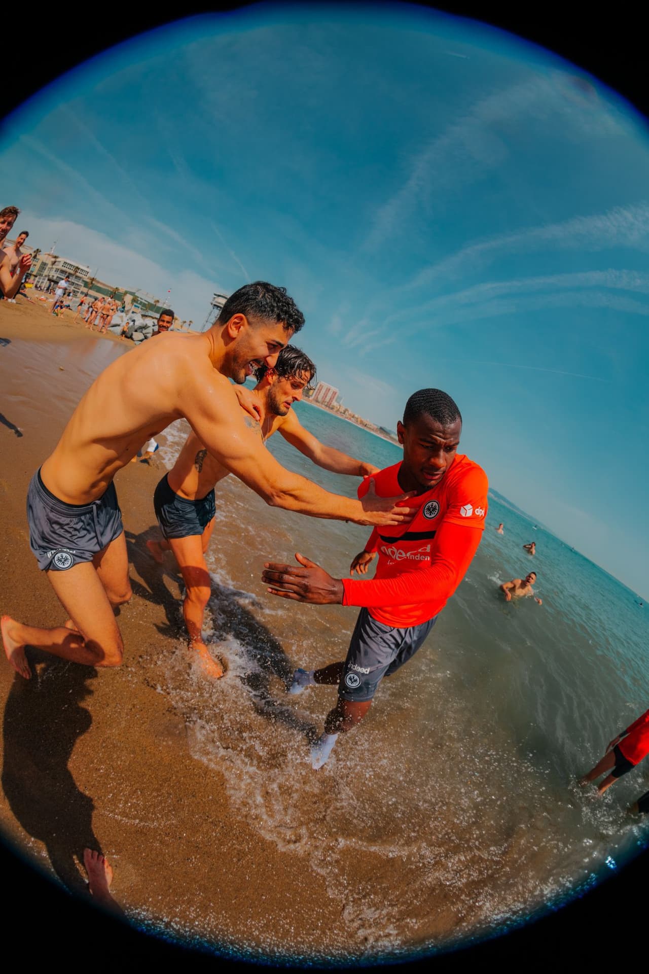 El Frankfurt celebró en la playa de la Barceloneta el triunfo histórico en el Camp Nou para eliminar al Barça de la Europa League.