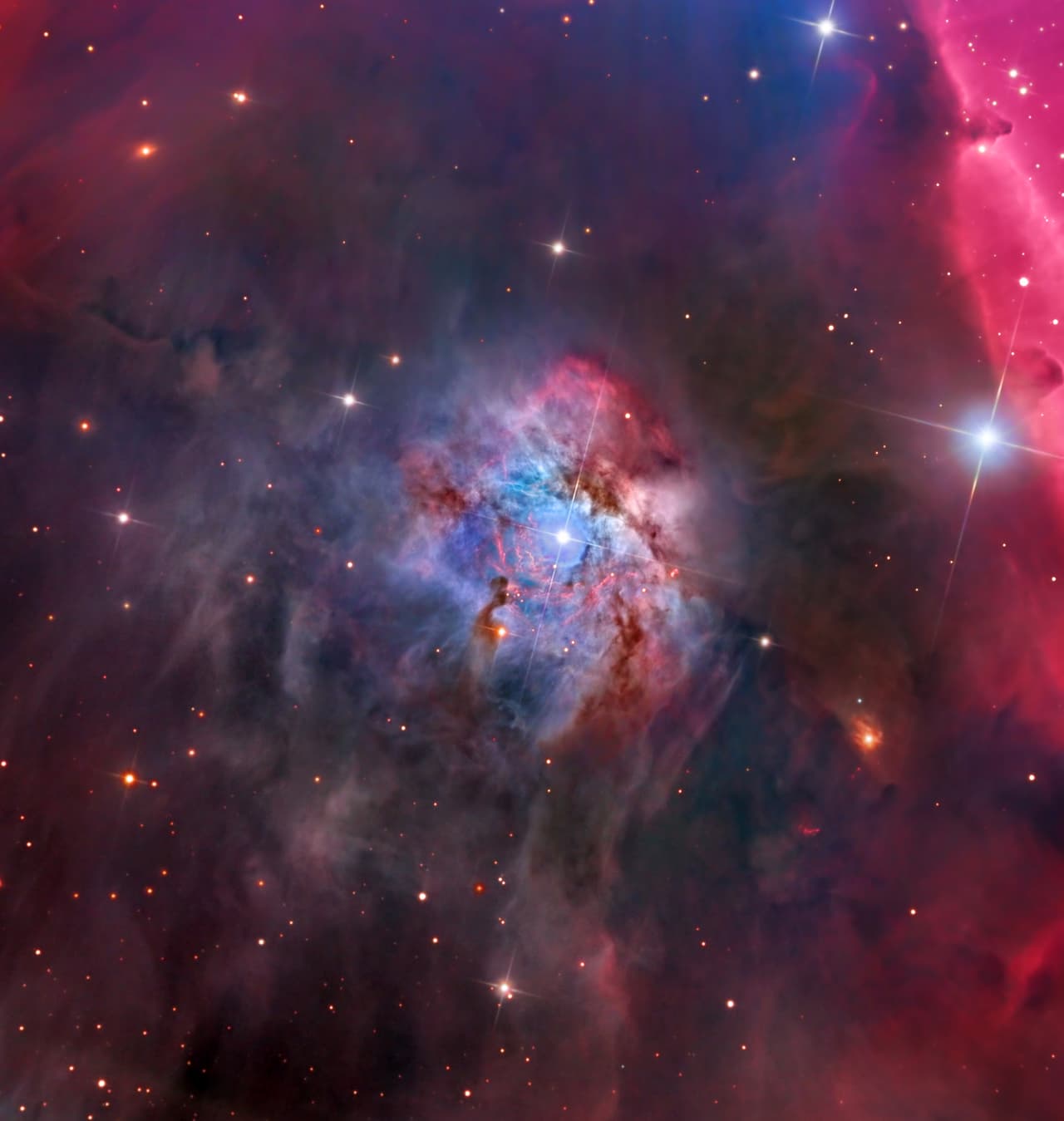 NGC 2023. Ubicada en la constelación de Orión, a una distancia de 1,467 años luz de la Tierra, se encuentra la nebulosa de reflexión y emisión NGC 2023.