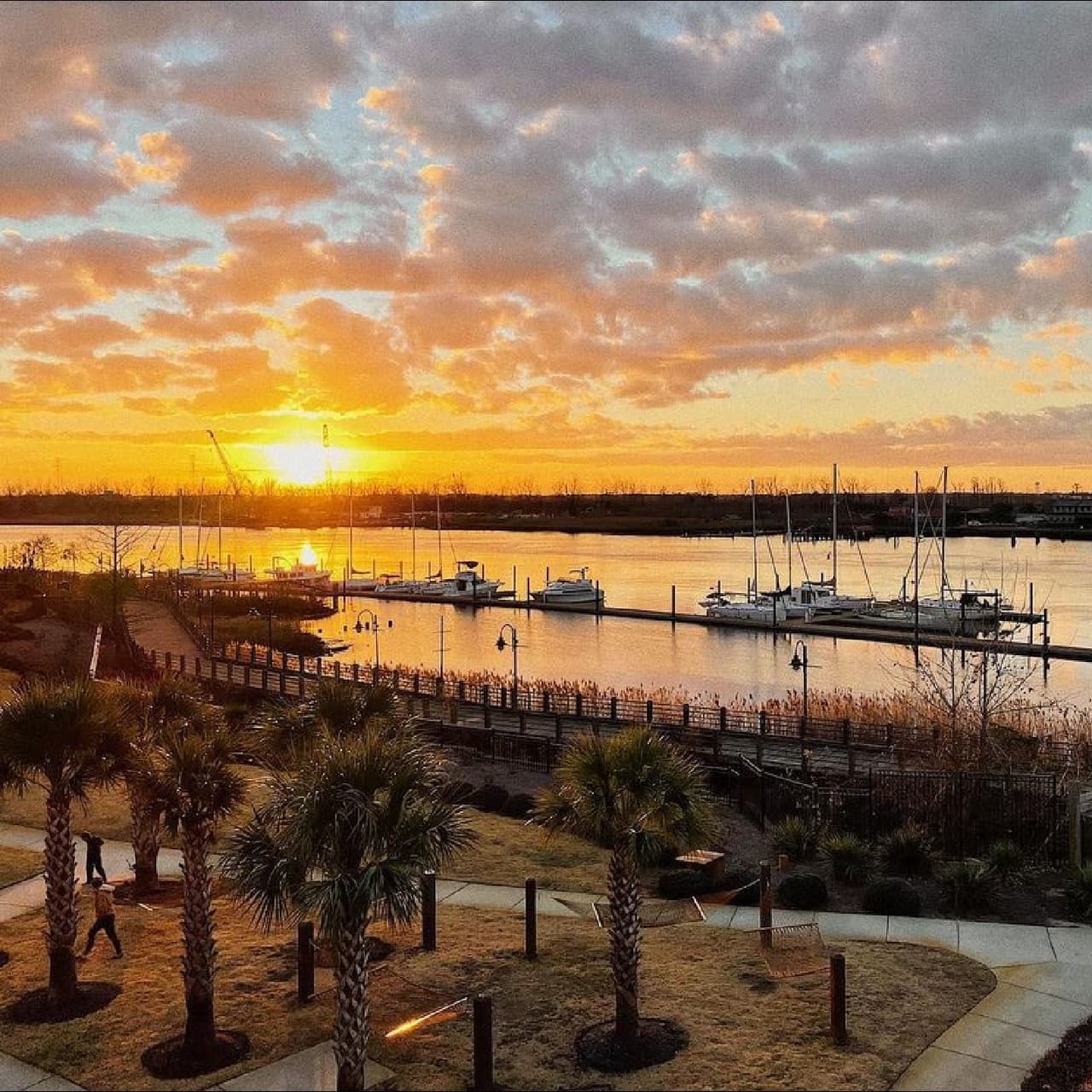 <b>Wilmington -</b> Para muchos
<b><a href="https://www.wilmingtonandbeaches.com/">Wilmington</a></b> es uno de los mejores lugares para pasar las vacaciones de primavera en Carolina del Norte, ya que cuenta con muchas cosas que hacer y playas cercanas.