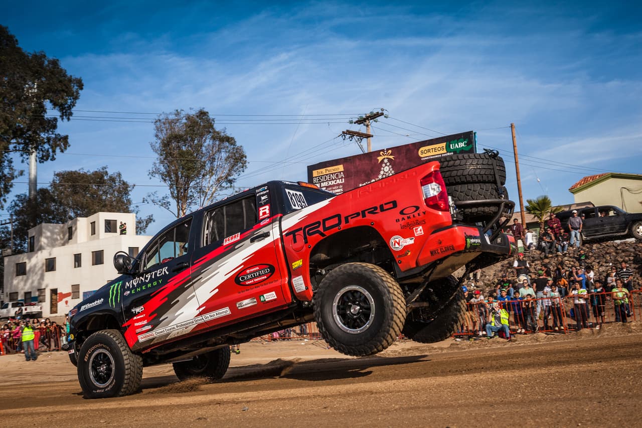No es fácil tener un equipo de primer nivel en 
<b>la categoría Trophy Trucks. </b>Se requiere de tiempo, dinero y esfuerzo. La preparación de un monstruo del desierto por parte de una escudería puede llevar hasta siete meses y la inversión se estima entre 600 mil y 900 mil dólares, de acuerdo con cifras dadas a conocer por Gustavo Vildásola hijo hace tres años.