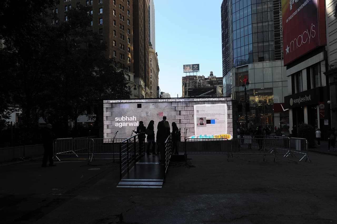 Tan únicos como los nombres de sus participantes, son los testimonios compartidos sin cesar en el muro que se levantó este lunes en Herald Square, Manhattan.