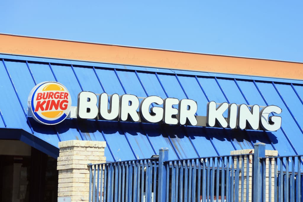 Un hombre se cayó en un baño de un Burger King en 2019 y ahora la cadena fue condenada a pagarle casi $8 millones
