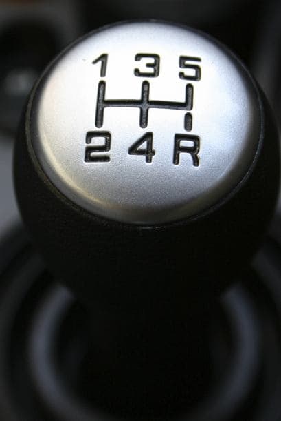 Caja de cambios. Para cuidar la caja de cambios, sobre todo de los coches algo viejos, hay que esperar a detenerse totalmente antes de hacer los cambios de marcha (atrás y adelante en los carros automáticos).