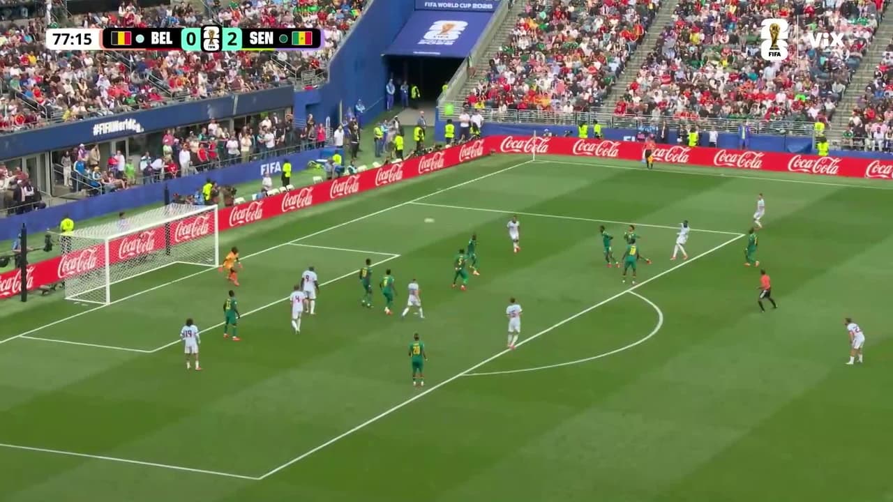 ¡Lukébakio lo intenta de larga distancia, pero falla el objetivo!