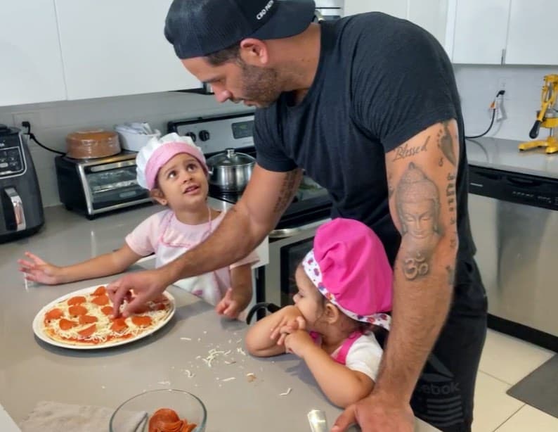 Yisus se dio energía para esta semana con una deliciosa pizza que preparó junto a sus hermosas hijas, y por lo que se ve les quedó deliciosa.