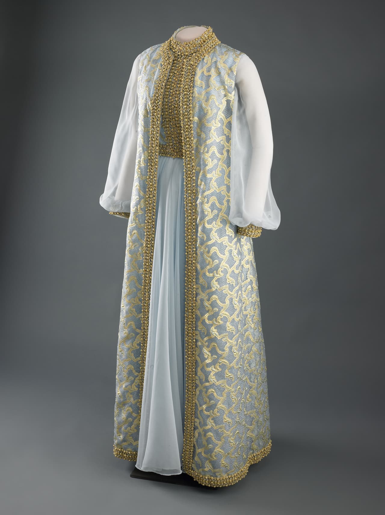Este vestido de aires del Siglo XVIII con tonos azules y dorados fue usado por Rosalynn Carter en 1977 para su baile inaugural. Un traje fue creado, seis años atrás, por
<b> Mary Matise</b> para JImmae. Su cartera la creó After Five.