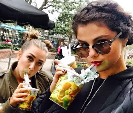 Esta es otra imagen de sus constantes viajes, no para de divertirse con sus amigas.