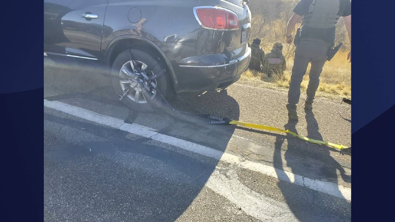 “El conductor está en proceso de registro en la Cárcel del Condado de Cochise con cargos que incluirán peligro debido a que uno de los migrantes tiene 13 años”, publicaron las autoridades locales en Facebook.