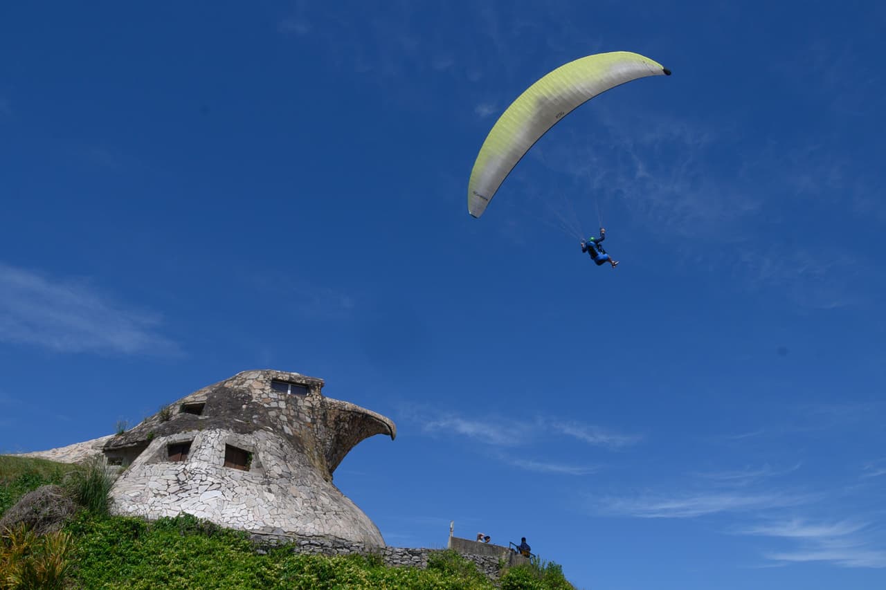 <b>Categoría 4: Uruguay</b>
<br>
<a href="https://wwwnc.cdc.gov/travel/notices/covid-4/coronavirus-uruguay" target="_blank">El país sudamericano ha sumado</a> 319,000 contagios y más de 4,900 muertes desde el inicio de la pandemia. Un paracadaísta en la playa de Atlántida en el departamento de Canelones, Uruguay.