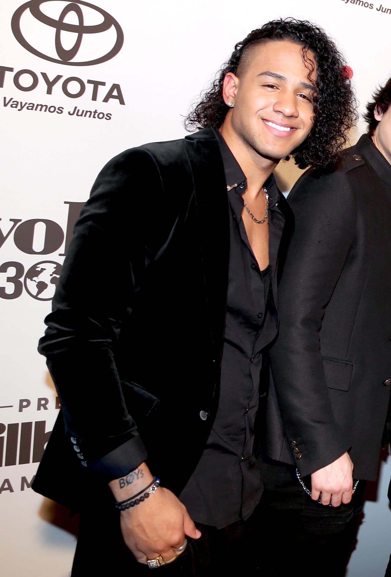 Luego de ganar La Banda en 2015 y convertirse en uno de los integrantes de CNCO, Richard tuvo un tiempo que llevó sus curls sueltos.