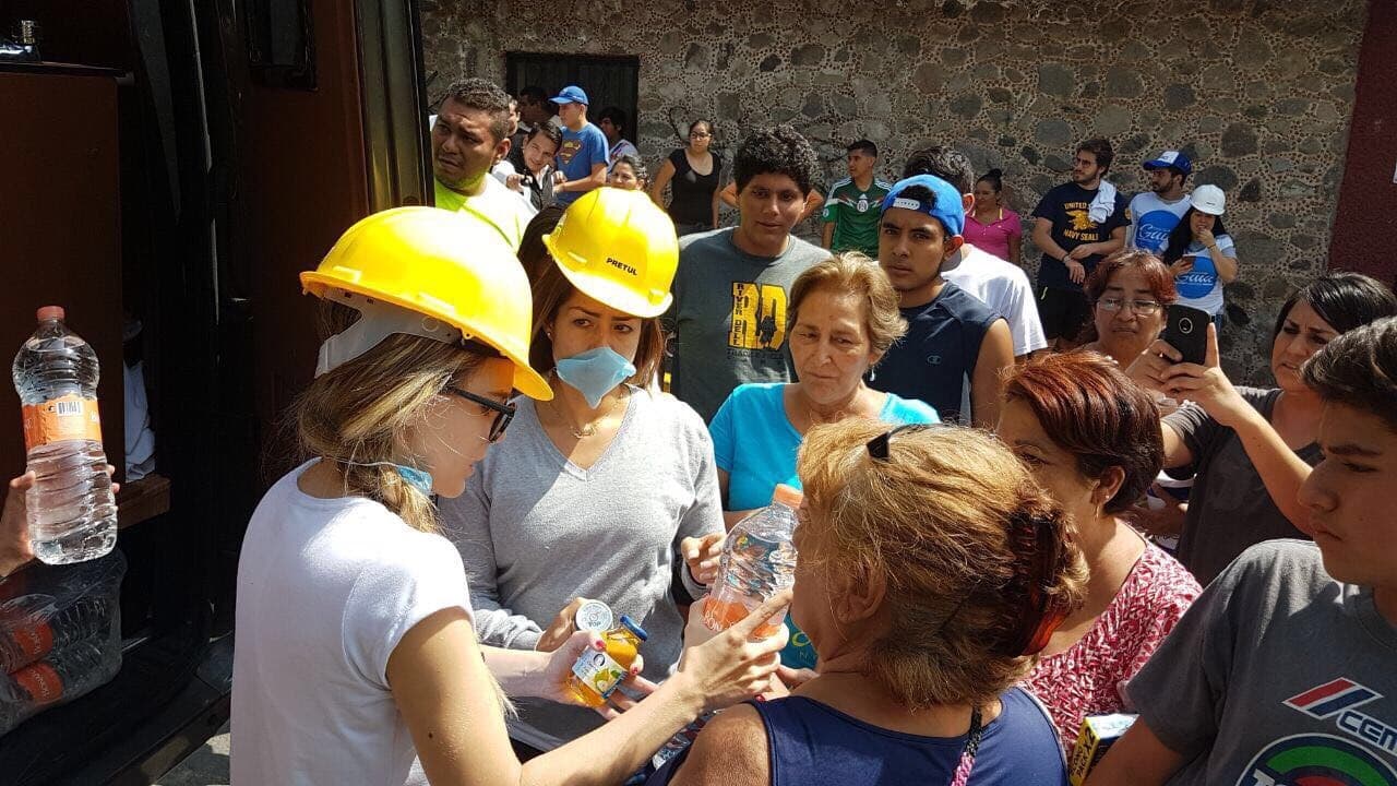 Se dio a la tarea de repartir agua entre los pobladores y platicar con ellos.