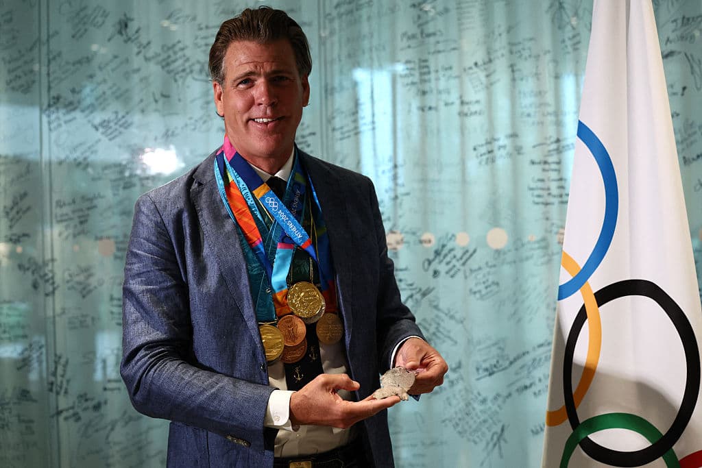 Hall Jr., por su parte, agradeció el detalle del Comité Olímpico Internacional y comentó que el apoyo de antiguos rivales, como los nadadores australianos 
<b>Michael Klim</b> e 
<b>Ian Thorpe</b>. “Al tener amigos y familia, soy un hombre muy afortunado [...] El apoyo que me ofreció la comunidad atlética me ha sostenido 
<b>en las noches más oscuras”</b>.