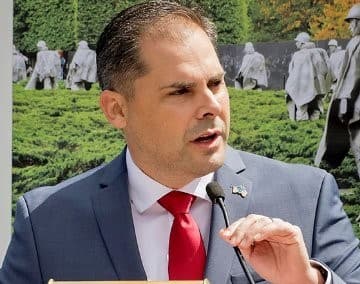 El congresista Mike Garcia retiene su escaño en el Distrito 25 por un ajustado margen 