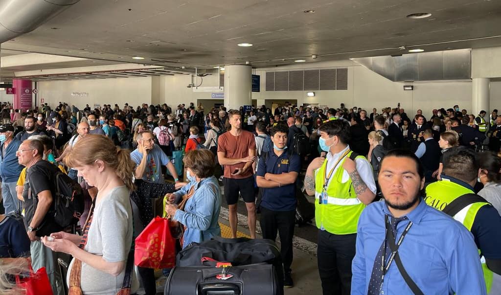 Incertidumbre en el aeropuerto de Los Ángeles LAX tras reporte de carro sospechoso