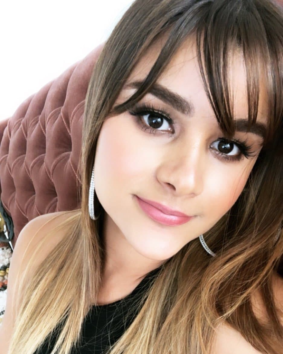 "Tengo muchísimas, pero ¿cuál tú me recomiendas?" y llamó a sus seguidores a que se lo hicieran saber a través de Instagram. "Puede ser en inglés o puede ser en español", agregó.