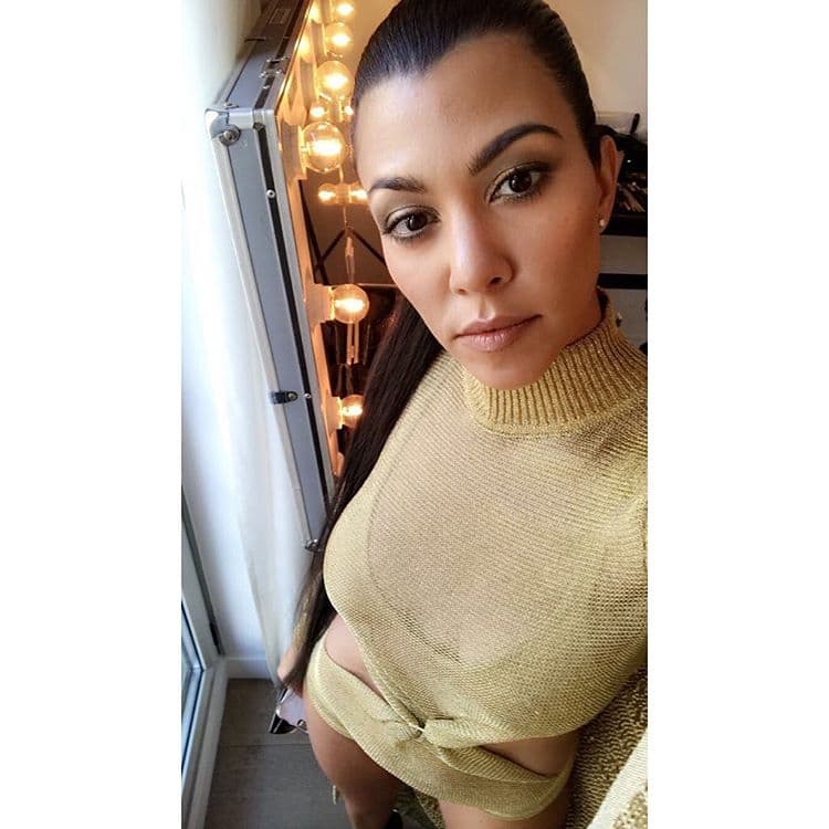 Kourtney también mostró su atuendo.