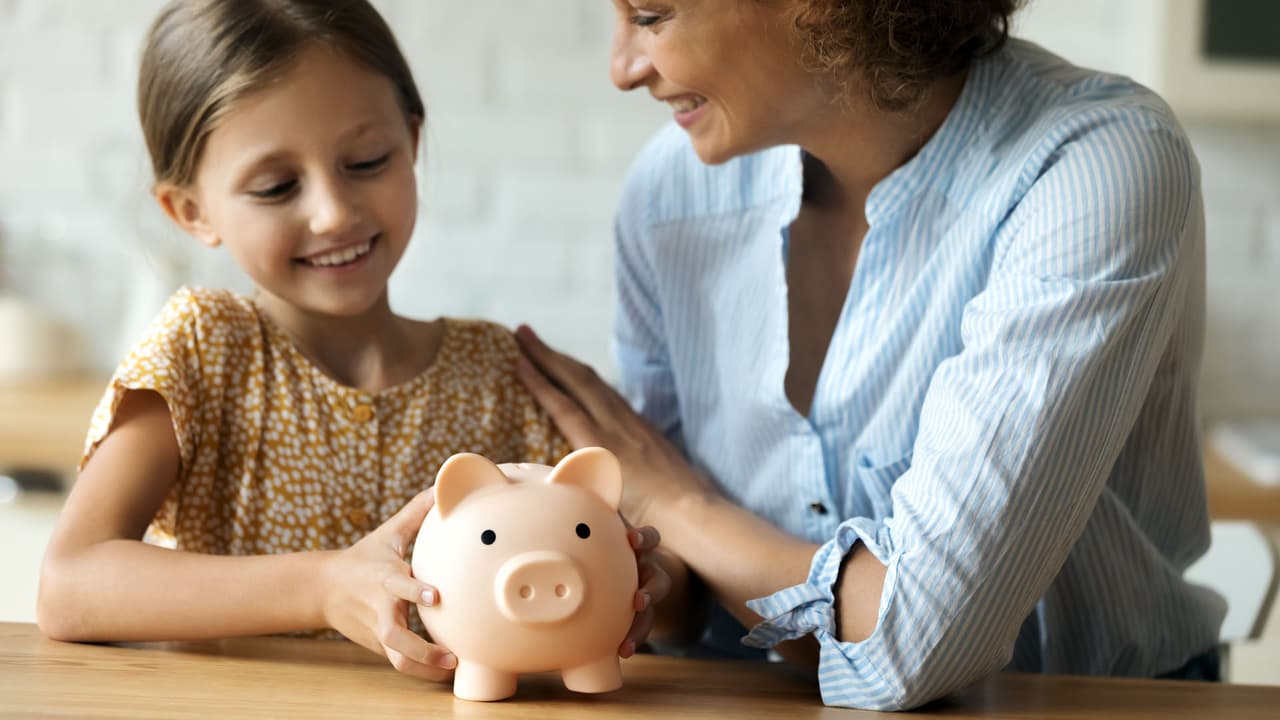 Educación financiera en jóvenes: tres lecciones que deberían aprender de los padres