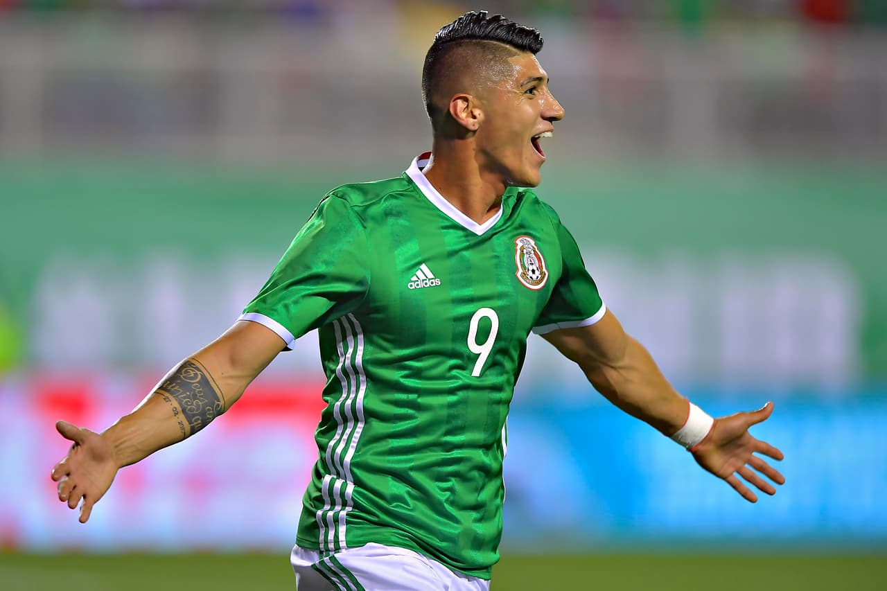 <b>Alan Pulido</b> fue el autor del único gol del 'Tri' de Osorio ante Islandia (Amistoso).