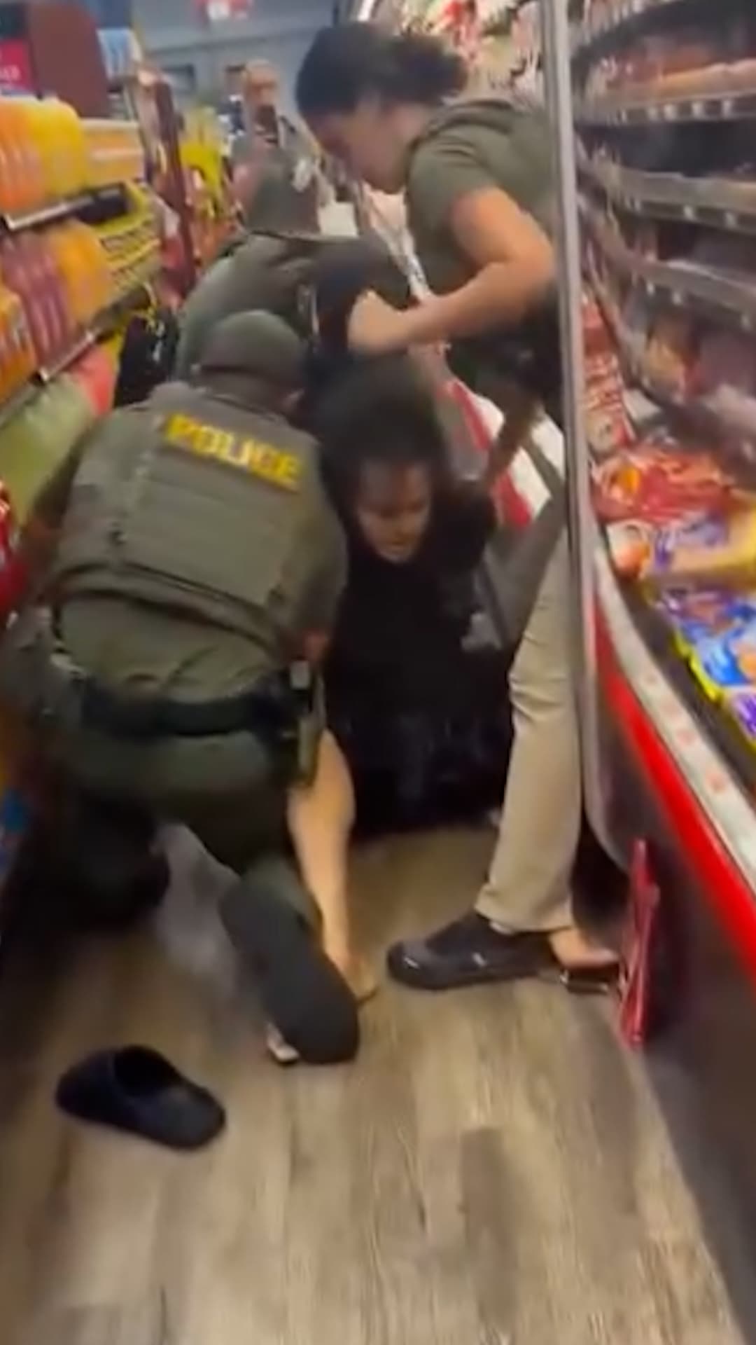 Así Detiene ICE a un Inmigrante en un Supermercado en West Park, Florida