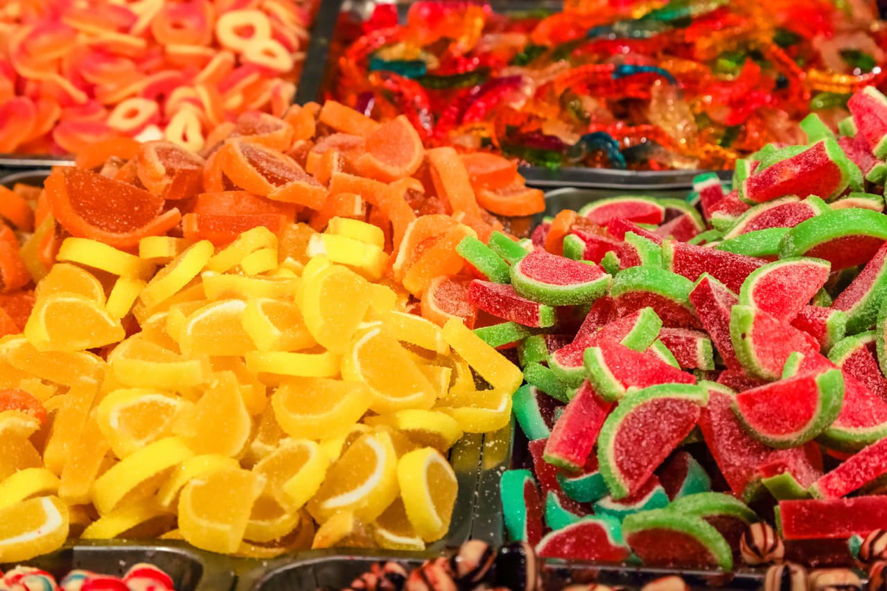 Seguro has escuchado que el azúcar es una droga, es cierto, ya que la ausencia de esta en nuestro organismo hace las veces de quien busca eliminar la adicción por el tabaco o incluso la cocaína, justo así. El consumo de azúcar se vuelve adictivo por la sensación de placer, bienestar y felicidad que nos genera.
<br>