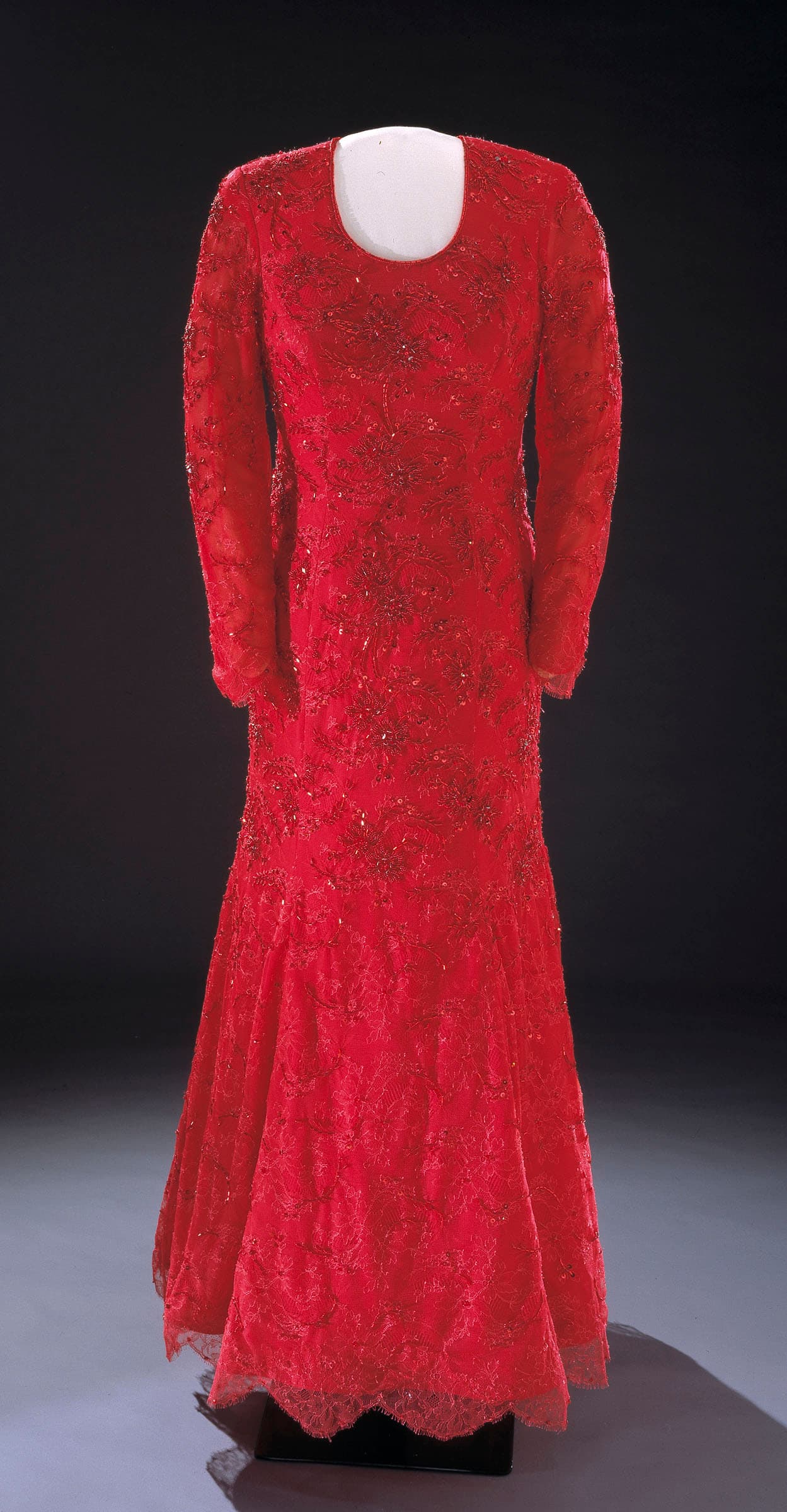 Para entrar a una nueva década que dejaba atrás los parcos años 90, Bush eligió este traje rubí hecho de encajes bordados con cristales que fue diseñado por
<b>Michael Faircloth</b>. Su pequeño clutch fue de Judith Leiber.