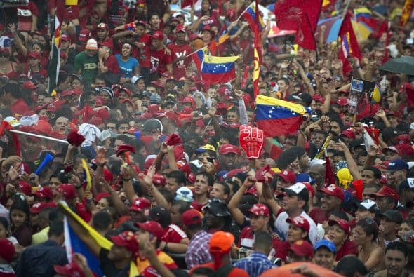 El mandatario, en el poder desde 1999 y quien buscará un cuarto mandato hasta 2019, remató con el llamado a sus simpatizantes a trabajar "como hormiguitas" para asegurar votos y "defender la victoria del pueblo ante cualquier pretensión de la burguesía" de desconocerla.