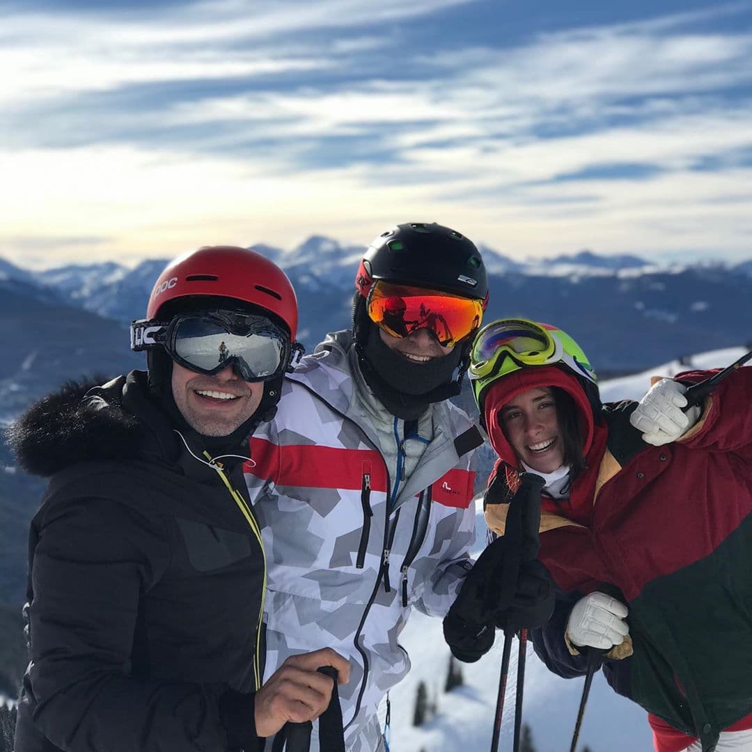La diversión no ha parado desde que la familia llegó a las montañas y esta fotografía en donde aparecen sonrientes es la prueba.