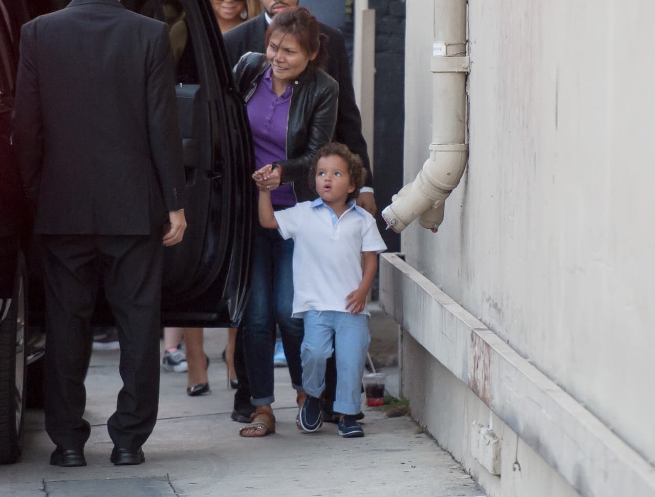 Pero todo un ejército de personas acompañan a 'Mimi', con tantos pendientes necesita estar enfocada.