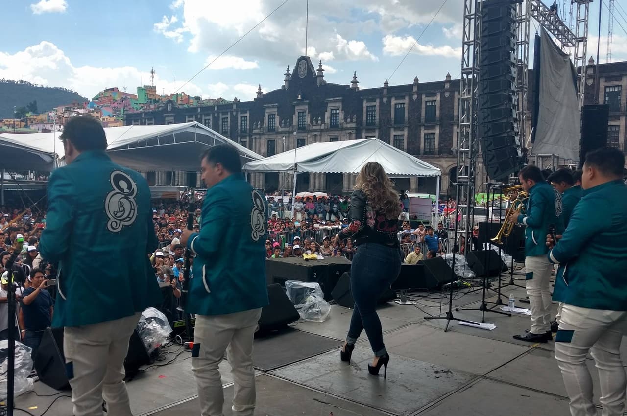 Cerca de 10,000 personas aclamaron a la hija de Jenni Rivera, quien emocionada recibió el cariño de los mexiquenses.