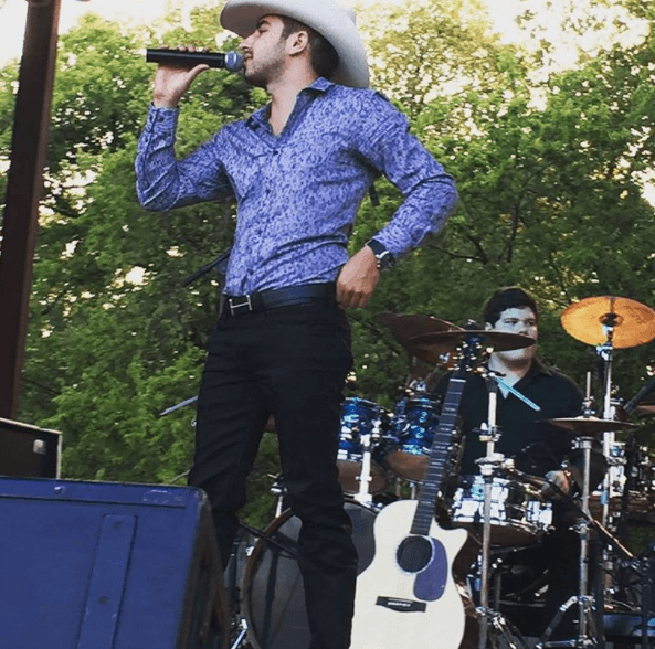 "Por qué terminamos?" fue un tema compuesto por Joss Favela y Luciano Luna, single que hizo famoso Gerardo Ortiz.