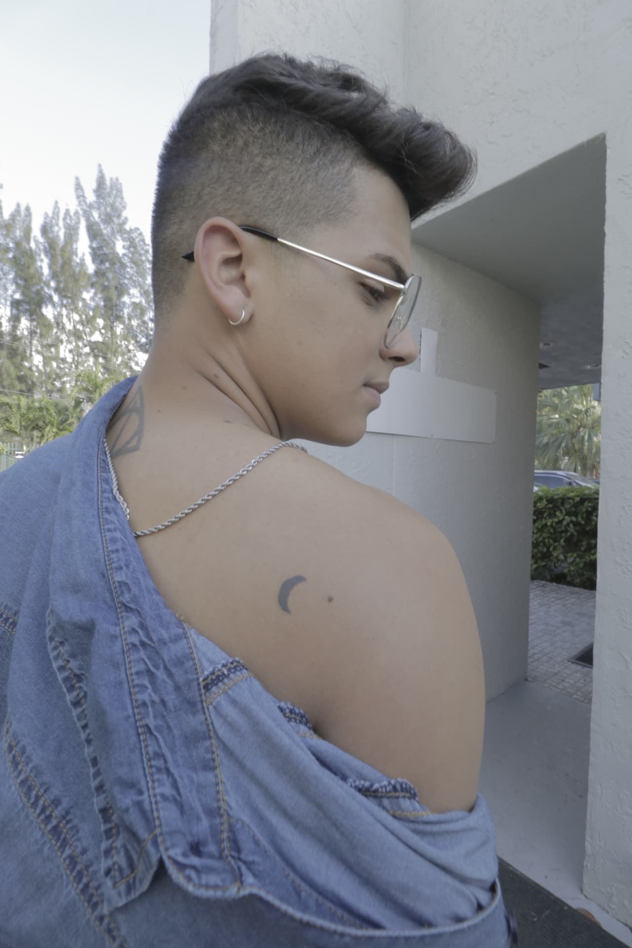 Y en el omoplato derecho, una media luna.