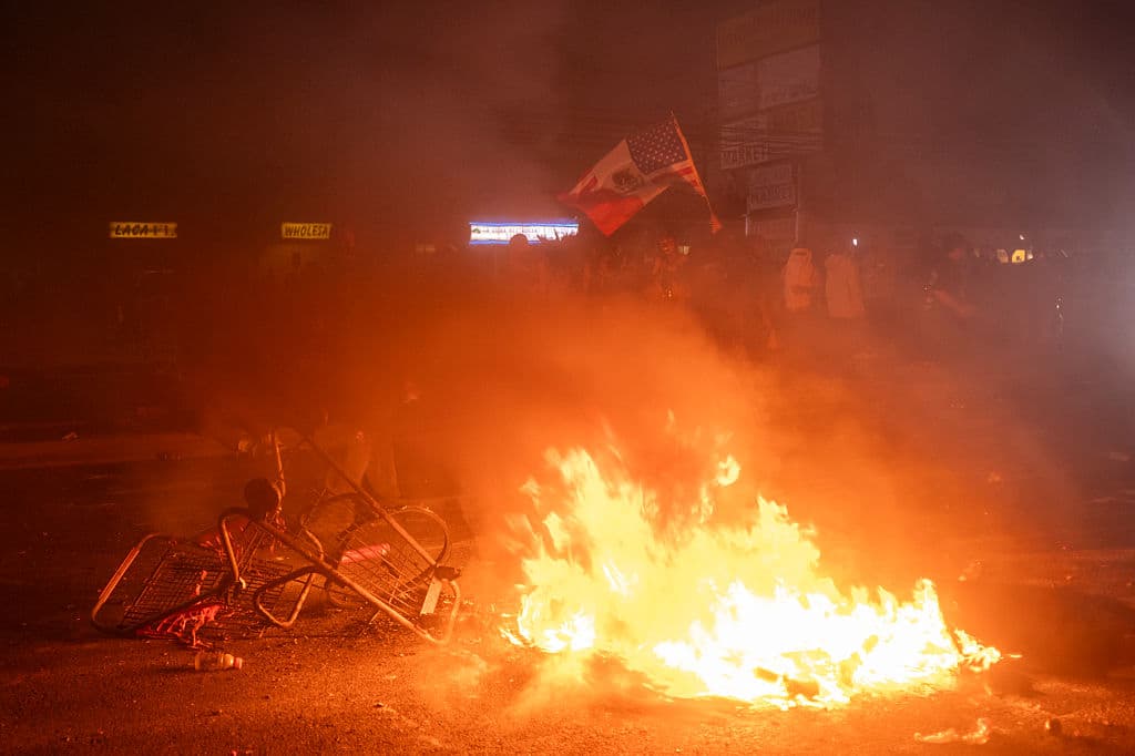 El
<b>secretario de Defensa de los Estados Unidos, Pete Hegseth</b>, amenazó con desplegar al Ejército estadounidense en la zona. “Si la violencia continúa, los marines en servicio activo en Camp Pendleton también serán movilizados —
<b><a href="https://x.com/PeteHegseth/status/1931533276985823392" target="_blank">están en alerta máxima”, advirtió</a></b> a través de la red social X.