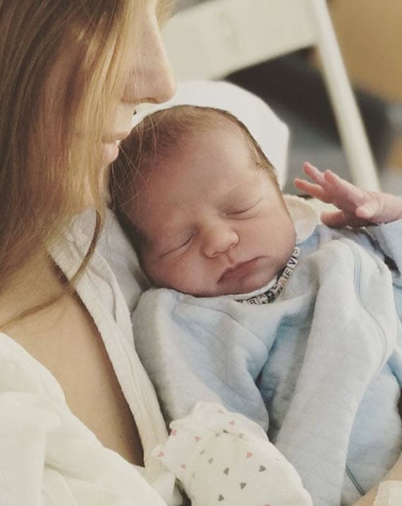 La actriz dio a luz desde el pasado lunes 30 de marzo, sin embargo, fue hasta hoy que lo dio a conocer. Ana también aprovechó para mostrar por primera vez el rostro del bebé.