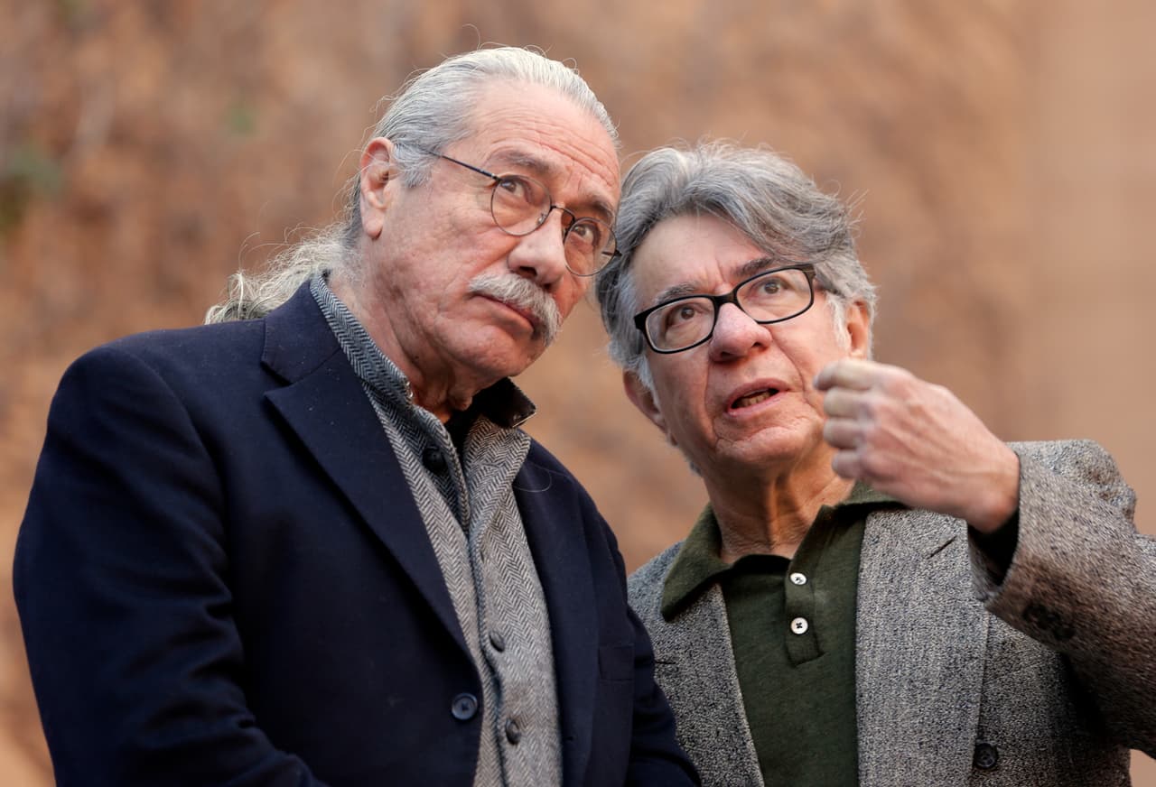 Edward James Olmos y Eloy Torrez.