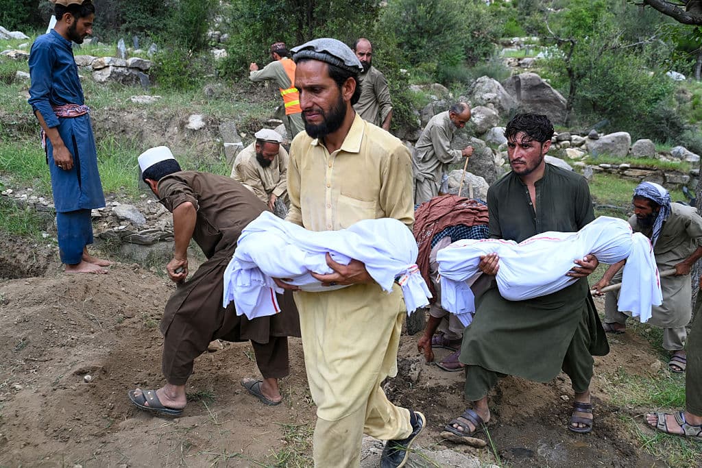 <b>ATENCIÓN: Imágenes sensibles</b>. Afganos cargan los cuerpos de personas fallecidas en el terremoto y los trasladan para su funeral.