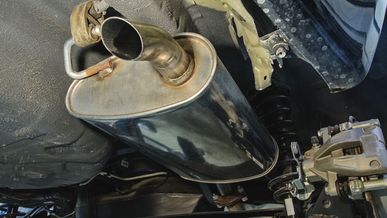 Los vehículos motorizados que viajan a 35 millas por hora o menos no deben exceder los 88 decibelios. Los vehículos motorizados que viajan a más de 35 millas por hora no deben exceder los 92 decibeles.
<br>