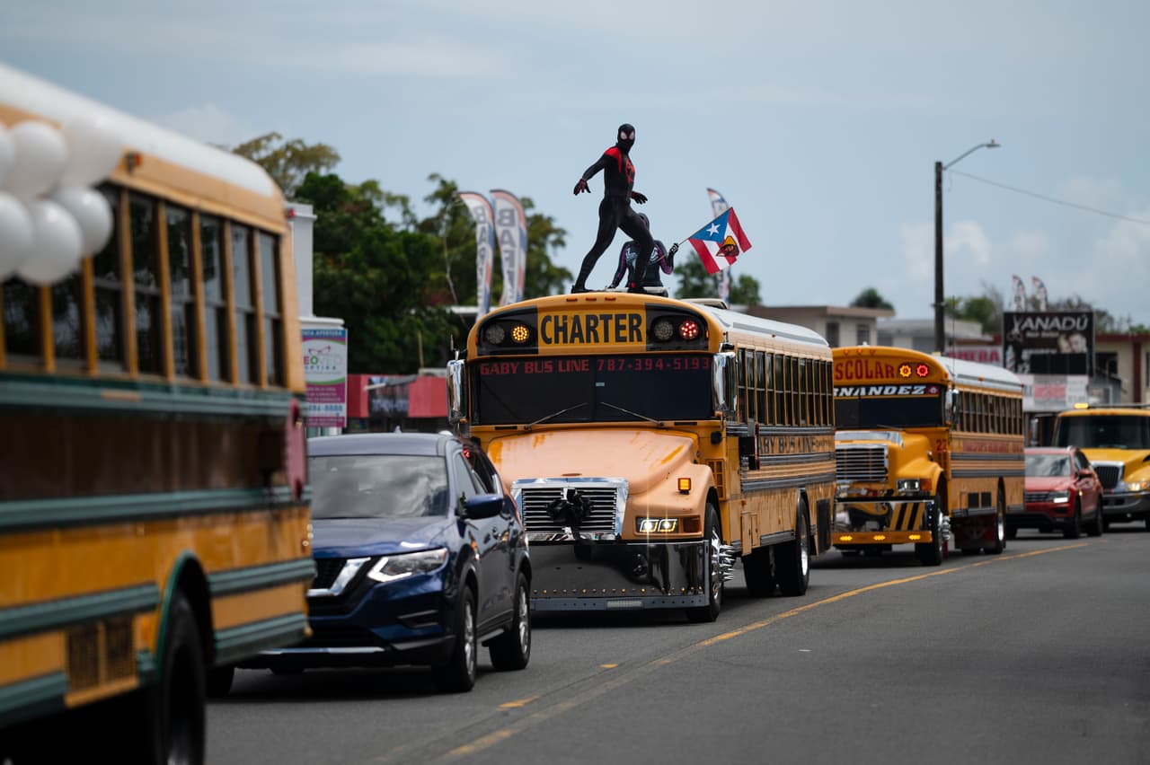 Una caravana de autos y buses sigue al carruaje tirado por caballos que transportaba los restos de Keishla Rodríguez al cementerio de Guaynabo, en San Juan, Puerto Rico.