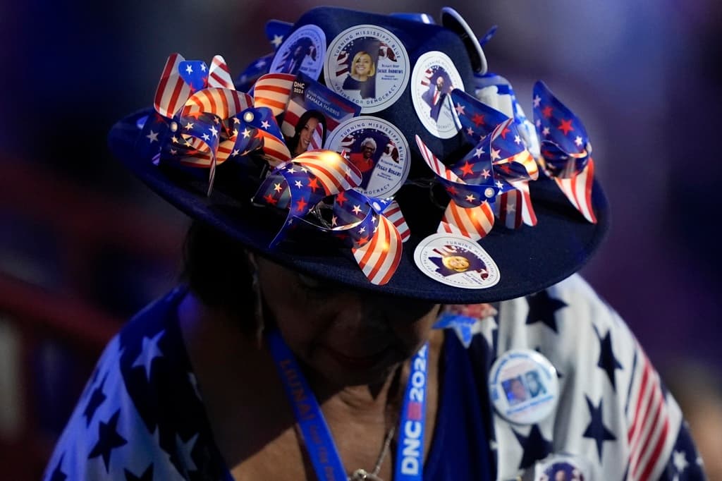 Una integrante de la delegación de Mississippi también decidió resaltar a las líderes demócratas con su vestimenta.