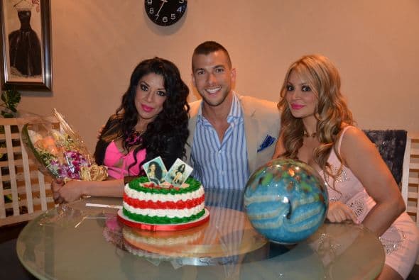 Detrás de cámaras disfrutaron del mexicanísimo pastel y la compañía del guapo Carlos.