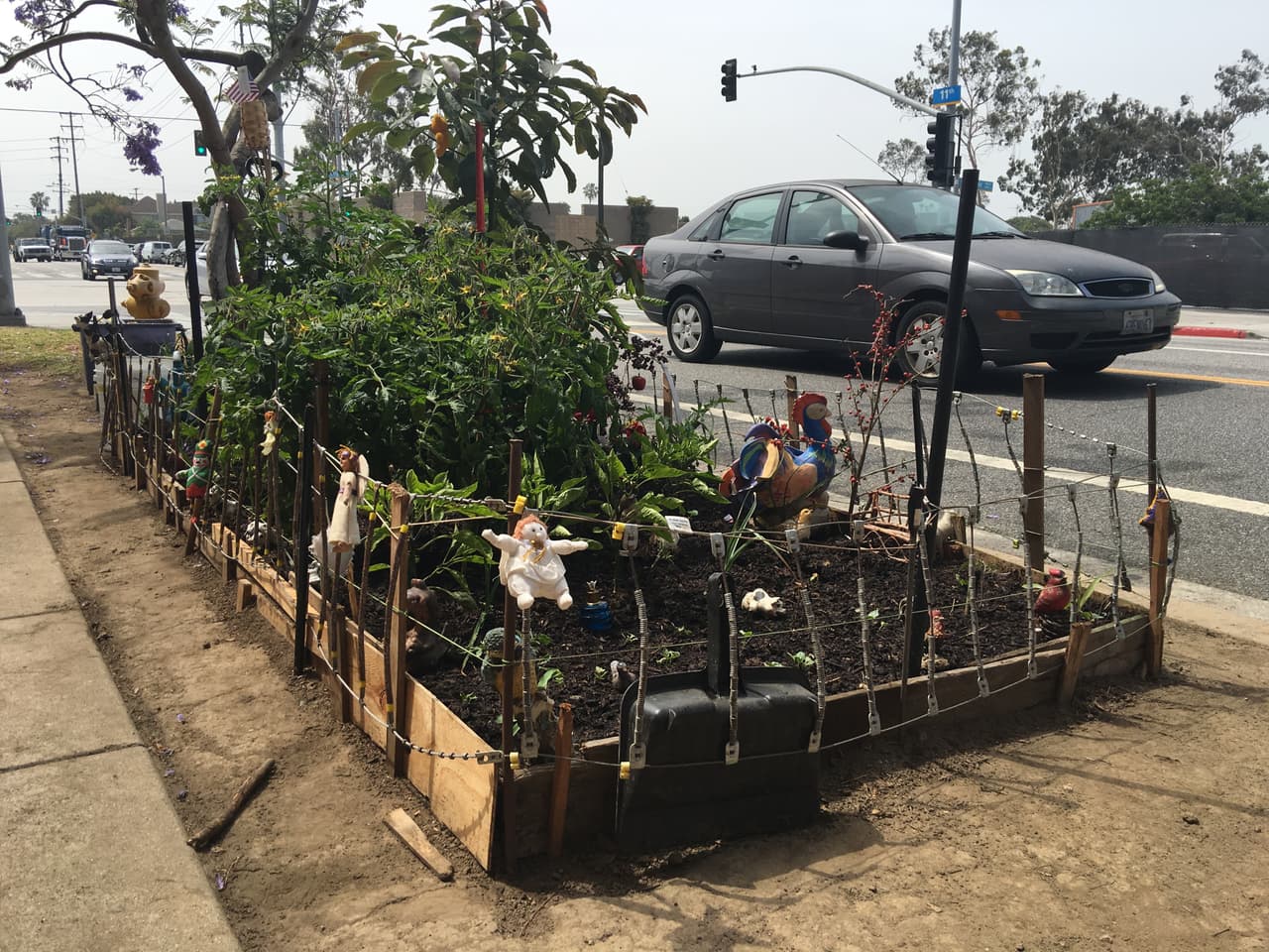Está en la calle de Santa Mónica.