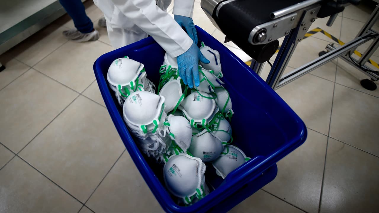 Dos hombres son acusados de querer estafar a un gobierno extranjero con la venta falsa de 50 millones de mascarillas