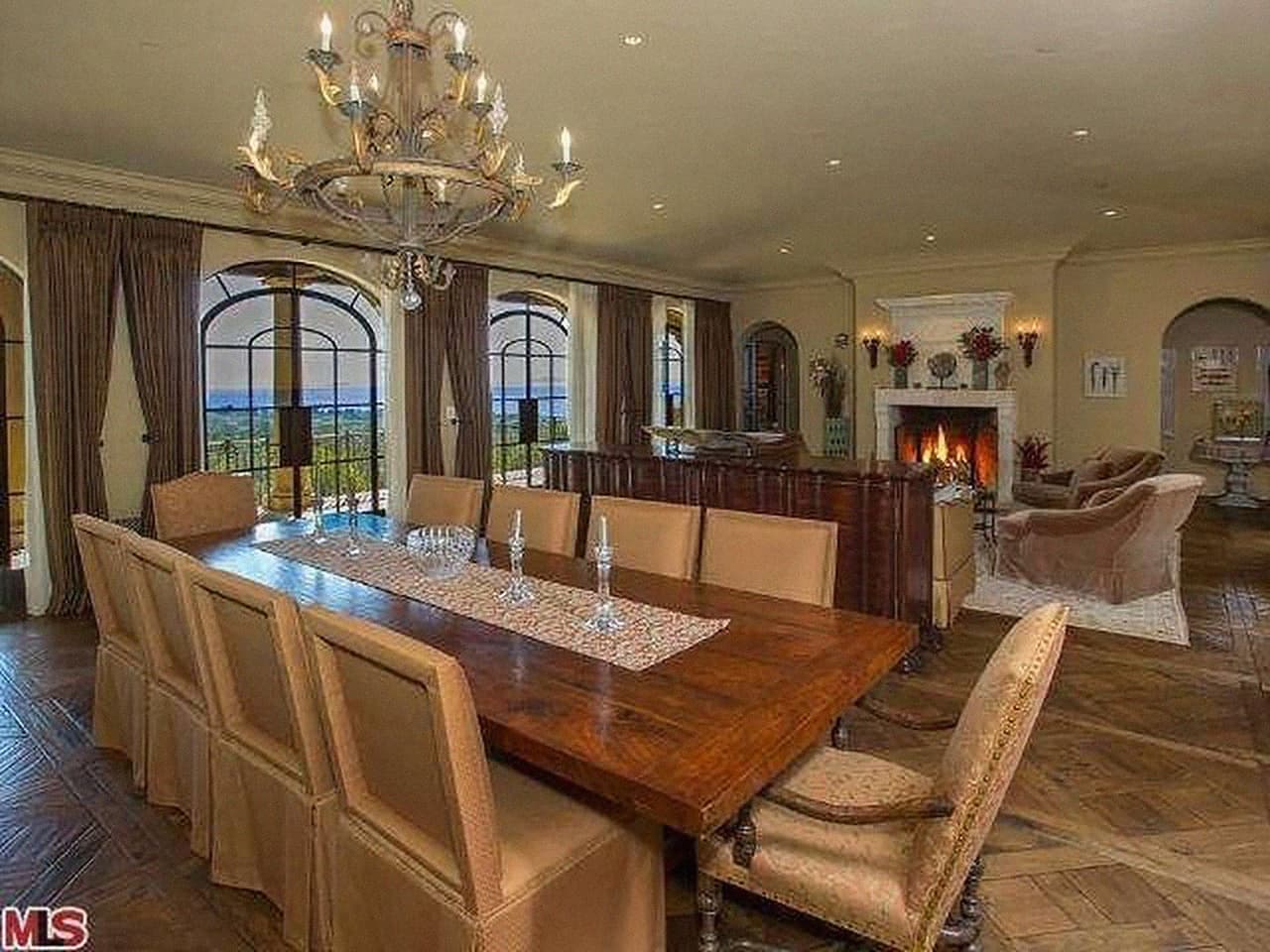 "Esta nueva construcción al estilo de una villa toscana en la cima de una montaña está situada en un terreno de 4.42 acres con impresionantes vistas al mar", se lee sobre esta propiedad en la descripción de Zillow.