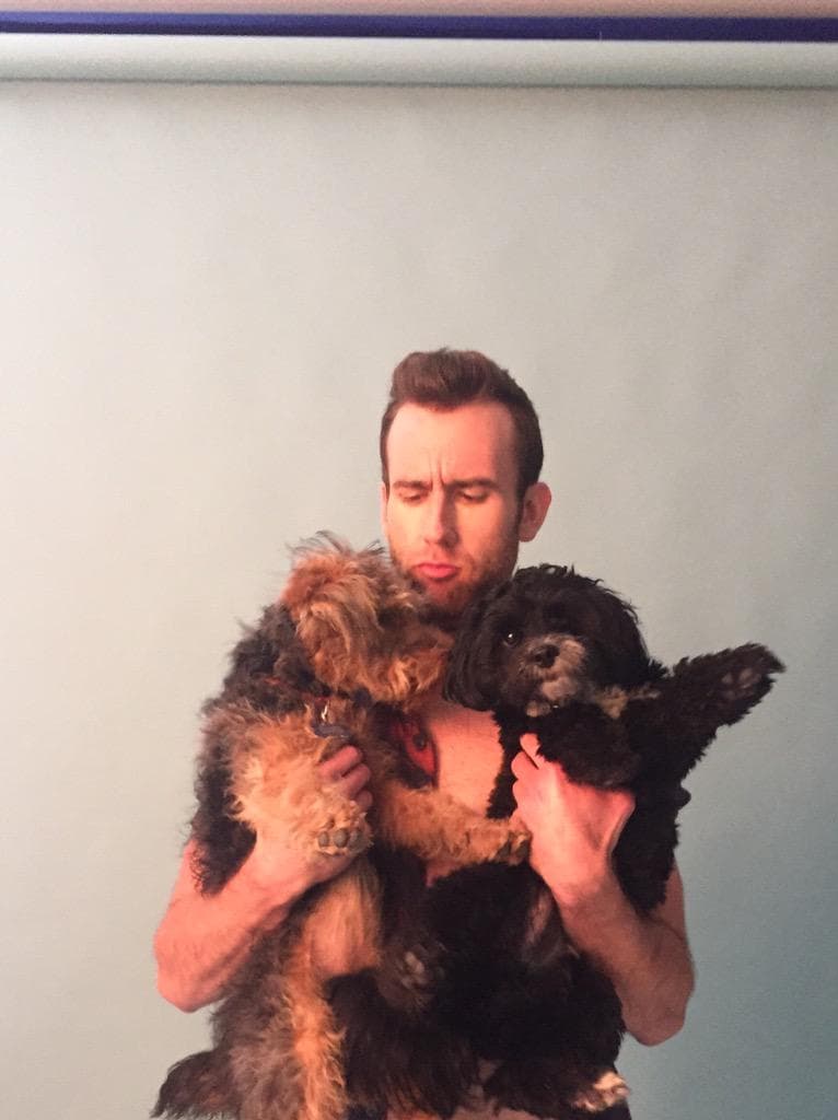 Aquí Matthew con unos perritos porque, ¿por qué no?