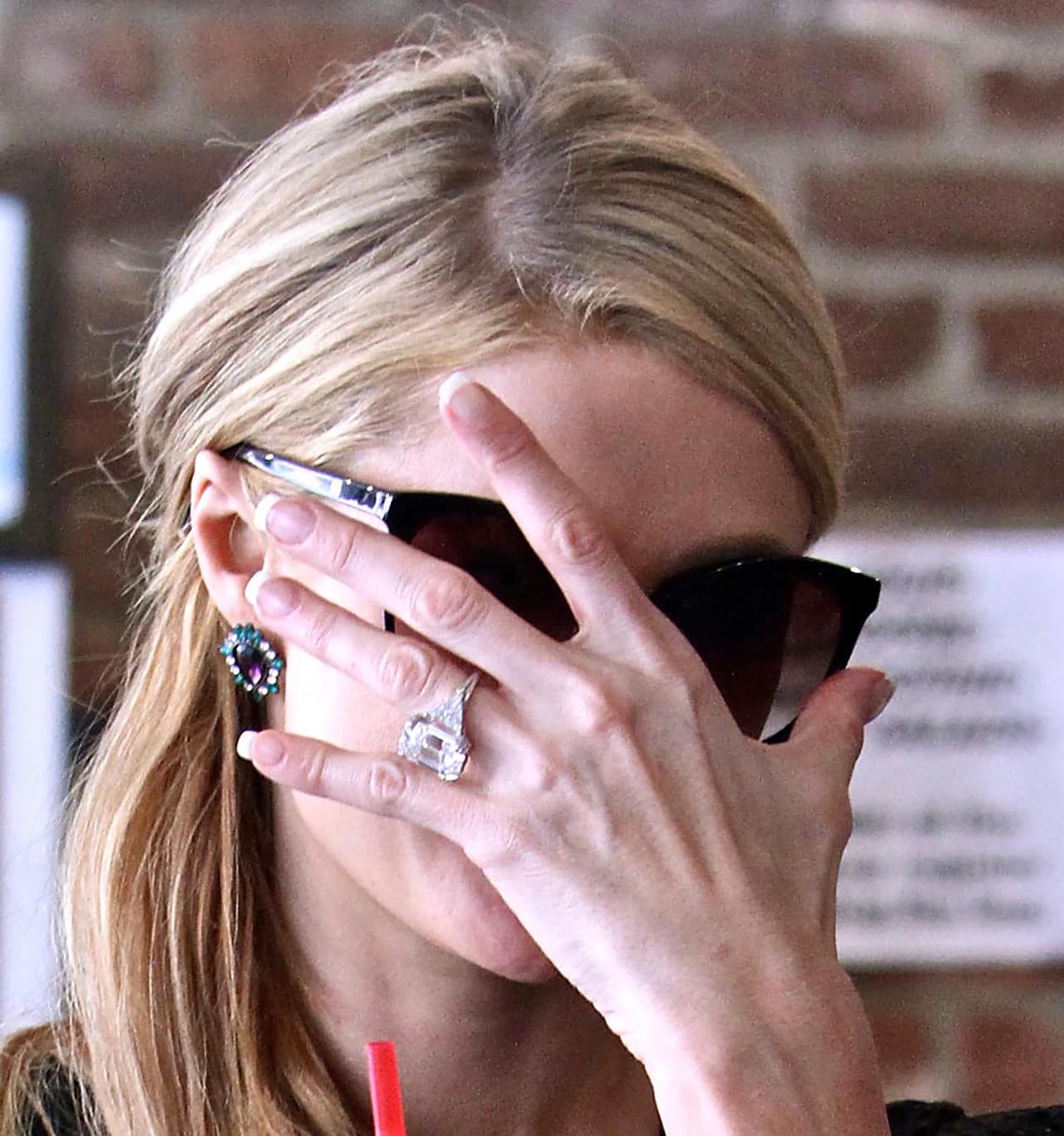 Un diamante en el dedo anular.