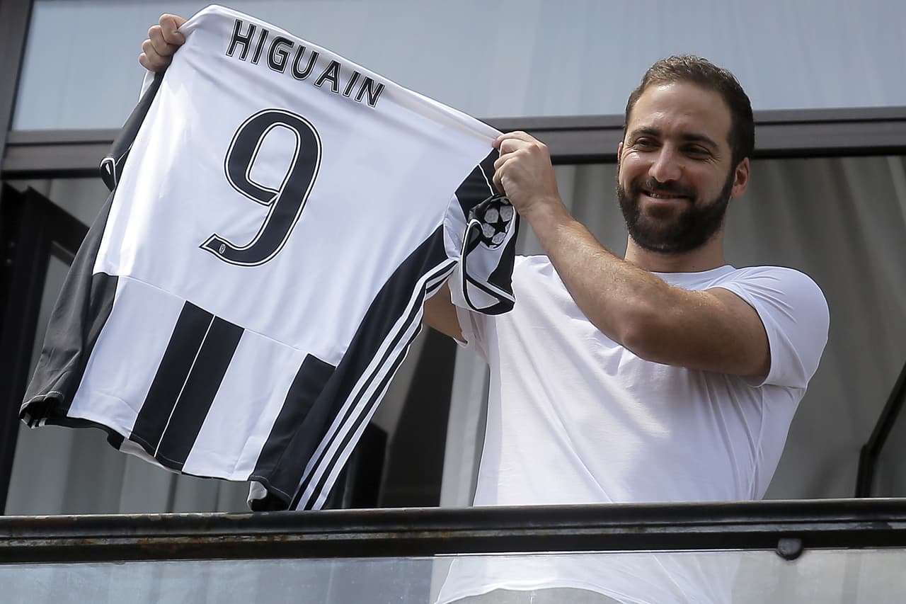 Juventus invirtió 105 millones de dólares para comprar a Gonzalo Higuaín del Nápoli en 2016.
