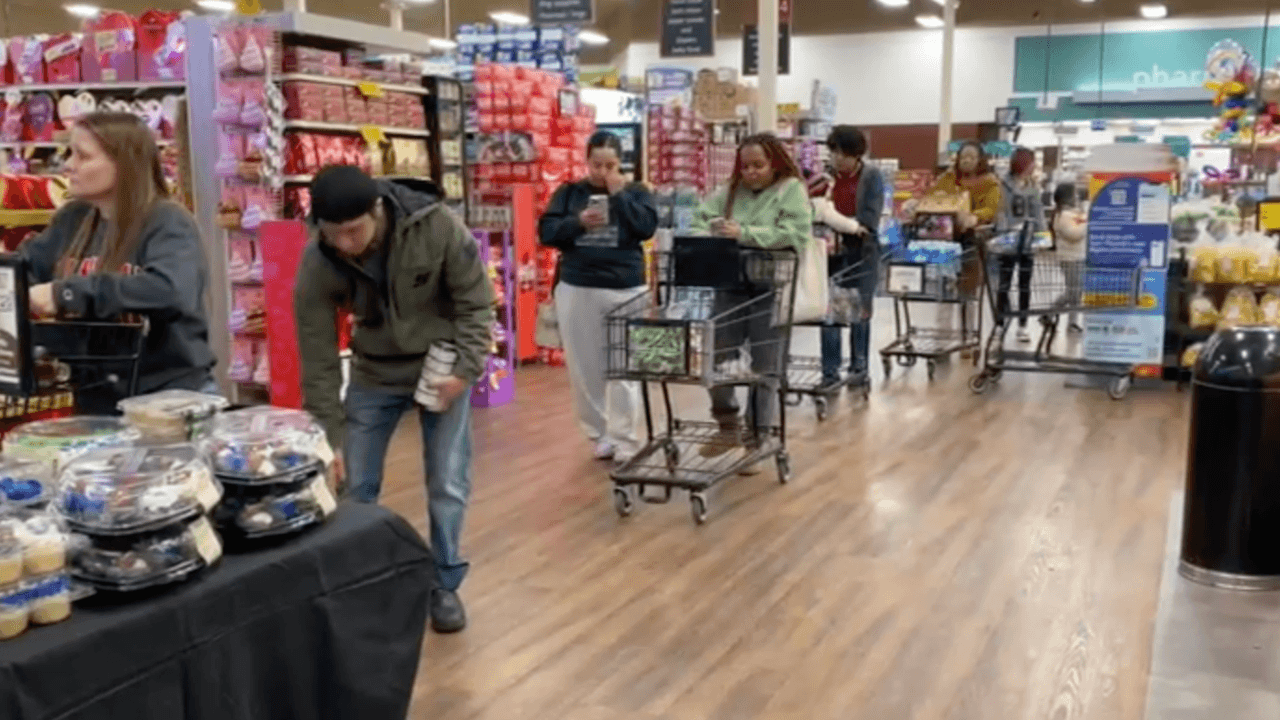 En el área de Dallas-Fort Worth, los residentes también comenzaron a prepararse desde el viernes en la noche, previo a la llegada del descenso de temperaturas del domingo.