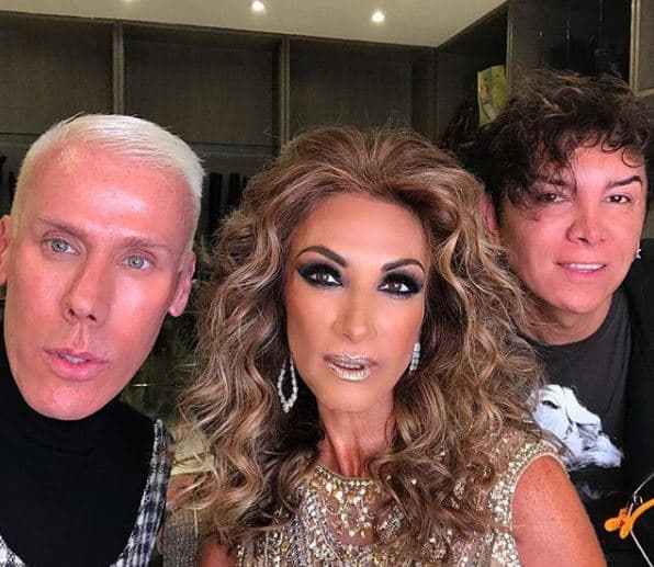 Para esta noche en especial, el maquillaje de Adela corrió a cargo del maquillista Alfonso Waithsman y el peinado por Jorge Beltrán.