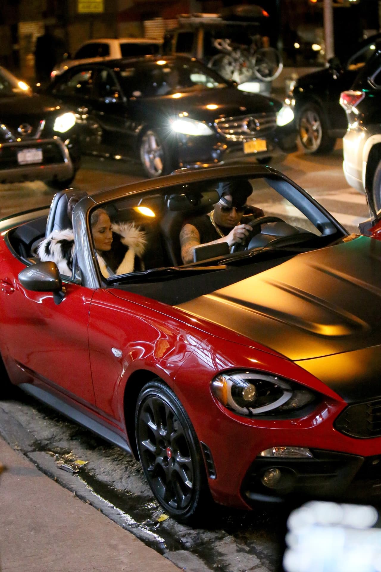 Jennifer López grabó varias escenas en la noche junto al reggaetonero Wisin.